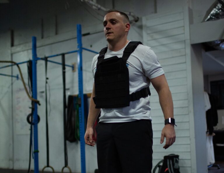CrossFitter uses the best crossfit weight vest for his training