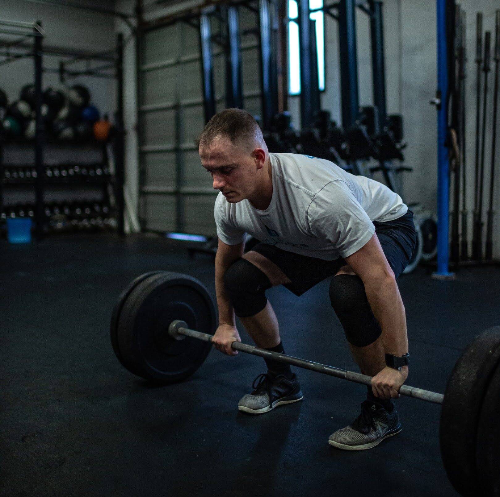 CrossFitter performs his online crossfit programming.